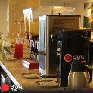 Кухня або міні-кухня у Hotel Sun