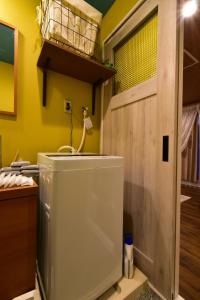 ein WC im Bad mit gelber Wand in der Unterkunft Center Kamei-cho / Vacation STAY 75207 in Takamatsu