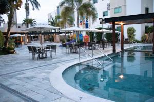 A piscina localizada em Hotel Morada do Sol ou nos arredores