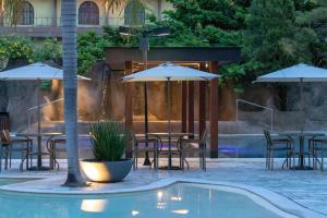 A piscina localizada em Hotel Morada do Sol ou nos arredores