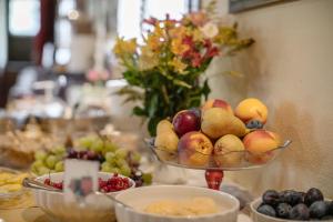 ラティザーナにあるAgriturismo Albafioritaのテーブルの上に果物を盛り付けたテーブル