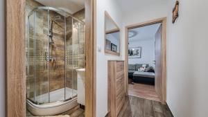 łazienka z prysznicem i toaletą w obiekcie Apartment Krajinovic w Zagrzebiu