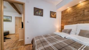 sypialnia z łóżkiem z drewnianym zagłówkiem w obiekcie Apartment Krajinovic w Zagrzebiu