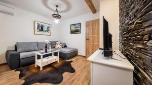 salon z kanapą i telewizorem w obiekcie Apartment Krajinovic w Zagrzebiu