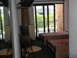 een hotelkamer met twee bedden en een balkon bij Embeleco in La Paloma