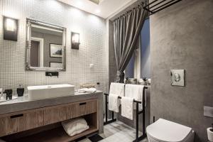 Kúpeľňa v ubytovaní Opus 5 Luxury Apartment in Liston Corfu + 10 fotografií