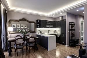Kuchyňa alebo kuchynka v ubytovaní Opus 5 Luxury Apartment in Liston Corfu
