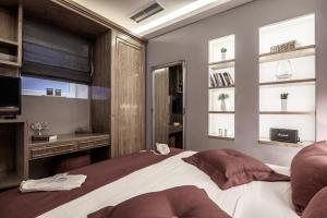 Televízia a/alebo spoločenská miestnosť v ubytovaní Opus 5 Luxury Apartment in Liston Corfu
