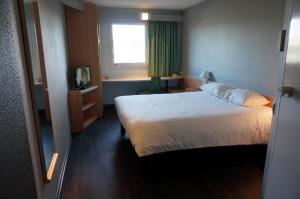 Letto o letti in una camera di ibis Auch