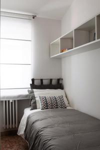 een slaapkamer met een groot bed met een raam bij Fly by Suites Pescara in Pescara