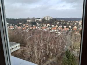 Nespecifikovaný výhled na destinaci Sopoty nebo výhled na město při pohledu z apartmánu