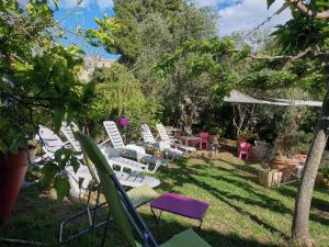 Hôtel Punta e Mare des Chambres ou des Appartements T2外面的花园