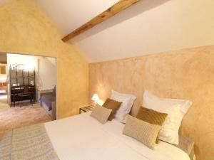 una camera da letto con letto, cuscini e specchio di Les Orkys De Loire a Chalonnes-sur-Loire