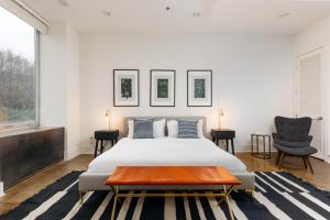 Un dormitorio con una cama grande y dos sillas. en Mint House at The Reserve - Nashville, en Nashville