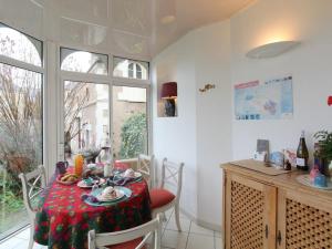 comedor con mesa y mantel rojo en Les Orkys De Loire, en Chalonnes-sur-Loire