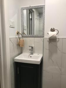 Vonios kambarys apgyvendinimo įstaigoje Hotel La Residence du Voyageur