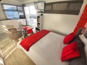 Postel nebo postele na pokoji v ubytování Atlantic Studio - Compact unit with Sea Views + 23 fotografií