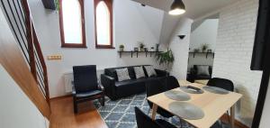 sala de estar con sofá, mesa y sillas en Old Town, Apartment, Blich, en Cracovia