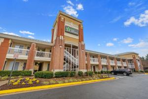 un edificio con un'auto parcheggiata di fronte di Extended Stay America Suites - Washington, DC - Reston a Herndon