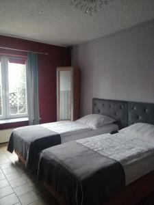 Ένα ή περισσότερα κρεβάτια σε δωμάτιο στο Zajazd pod Różą