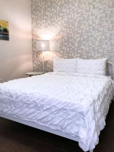 Postel nebo postele na pokoji v ubytování Downtown Salon - Location - Comfort - Style