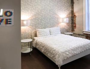 Postel nebo postele na pokoji v ubytování Downtown Salon - Location - Comfort - Style