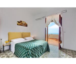 sypialnia z łóżkiem i widokiem na ocean w obiekcie Casa Marty w mieście Positano
