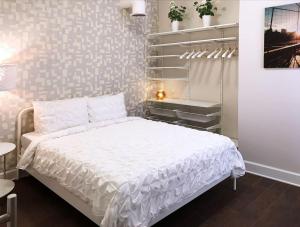 a bedroom with a white bed in a room at Downtown Salon - Location - Comfort - Style in Atlanta