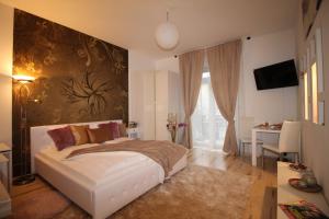 1 dormitorio con cama, mesa y escritorio en Amber Dream en Budapest