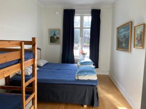 sypialnia z 2 łóżkami piętrowymi i oknem w obiekcie Vänersborgs Vandrarhem w mieście Vänersborg