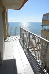 Vue générale sur la mer ou vue sur la mer prise depuis l'appartement