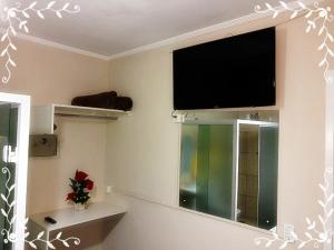 ソロカーバにあるHOTEL CASTELINHO DE SOROCABAのリビングルーム(壁掛け式薄型テレビ付)