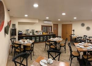 A restaurant or other place to eat at Entre Cumbres Hotel & Apart Hotel
