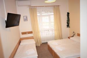 Tempat tidur dalam kamar di Hotel Zámeček