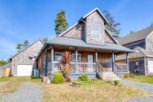 a house with a gambrel roof and a porch at Pine Beach House in Rockaway Beach