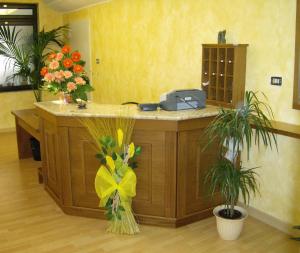 una stanza con un bancone con dei fiori di Hotel Zi Marianna a Pertosa