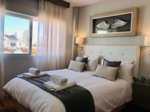 A bed or beds in a room at Luxury Apartament in Marina