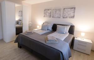 een slaapkamer met een bed met twee handdoeken erop bij Seestübchen am Herthasee in Hörstel