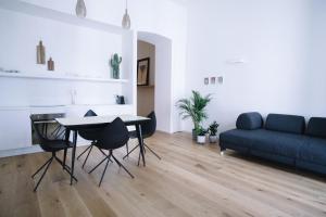 Una sala de estar con una mesa y sillas y un sofá. en Stay Apartments, en Molfetta