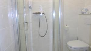 プラハにあるHUのシャワーとトイレ付きのバスルーム +18枚の写真