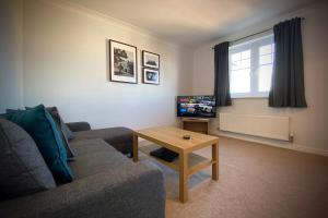 uma sala de estar com um sofá e uma mesa em Appleby Darlington Two em Darlington