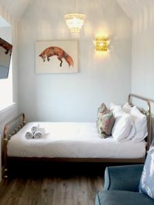 Un pat sau paturi într-o cameră la The Auld Reekie