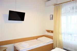 Tempat tidur dalam kamar di Hotel Zámeček