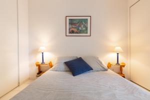 カンヌにあるPalazzio Vieux Port by Welcome to Cannesのベッドルーム1室(大型ベッド1台、ランプ2つ付)