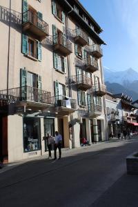 eine Gruppe von Personen, die außerhalb eines Gebäudes stehen in der Unterkunft Appartement Le Lutetia in Chamonix-Mont-Blanc