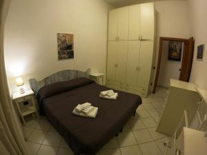 ナポリにあるNautilus Apartmentのベッドルーム1室(ベッド1台、タオル2枚付)