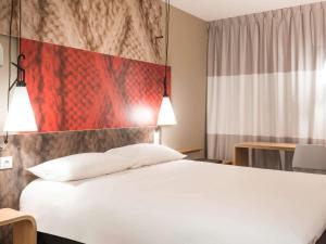 Postel nebo postele na pokoji v ubytování ibis Apartado