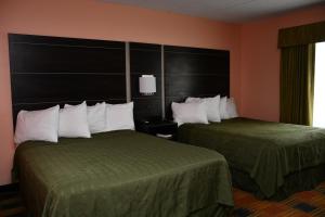 Ένα ή περισσότερα κρεβάτια σε δωμάτιο στο Regency Inn & Suites Faribault +23 φωτογραφίες