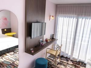 TV a/nebo společenská místnost v ubytování ibis Styles Perpignan Canet En Roussillon
