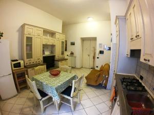 ナポリにあるNautilus Apartmentのテーブル付きのキッチン、テーブルと椅子付きのキッチン